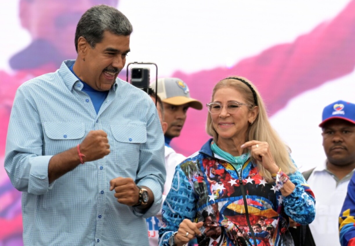 Der entmachtete venezolanische Präsident Nicolás Maduro und seine Ehefrau Cilia Flores müssen sich in den USA nun auch wegen Foltervorwürfen verantworten.