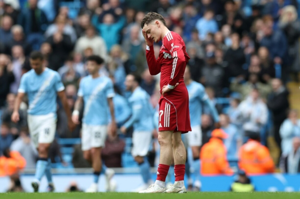 Le milieu de terrain de Liverpool Florian Wirtz se prend la tête après le deuxième but de Manchester City, à l'occasion du quart de finale de Coupe d'Angleterre perdu par son équipe, le 4 avril 2026, à Manchester
