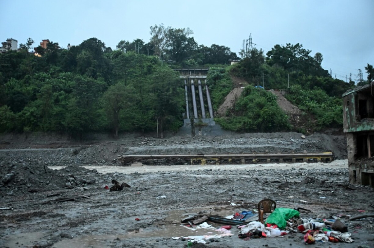 Rescuers have continued searching hydropower tunnels for hundreds of missing workers, engineers and other personnel, weeks after the disaster