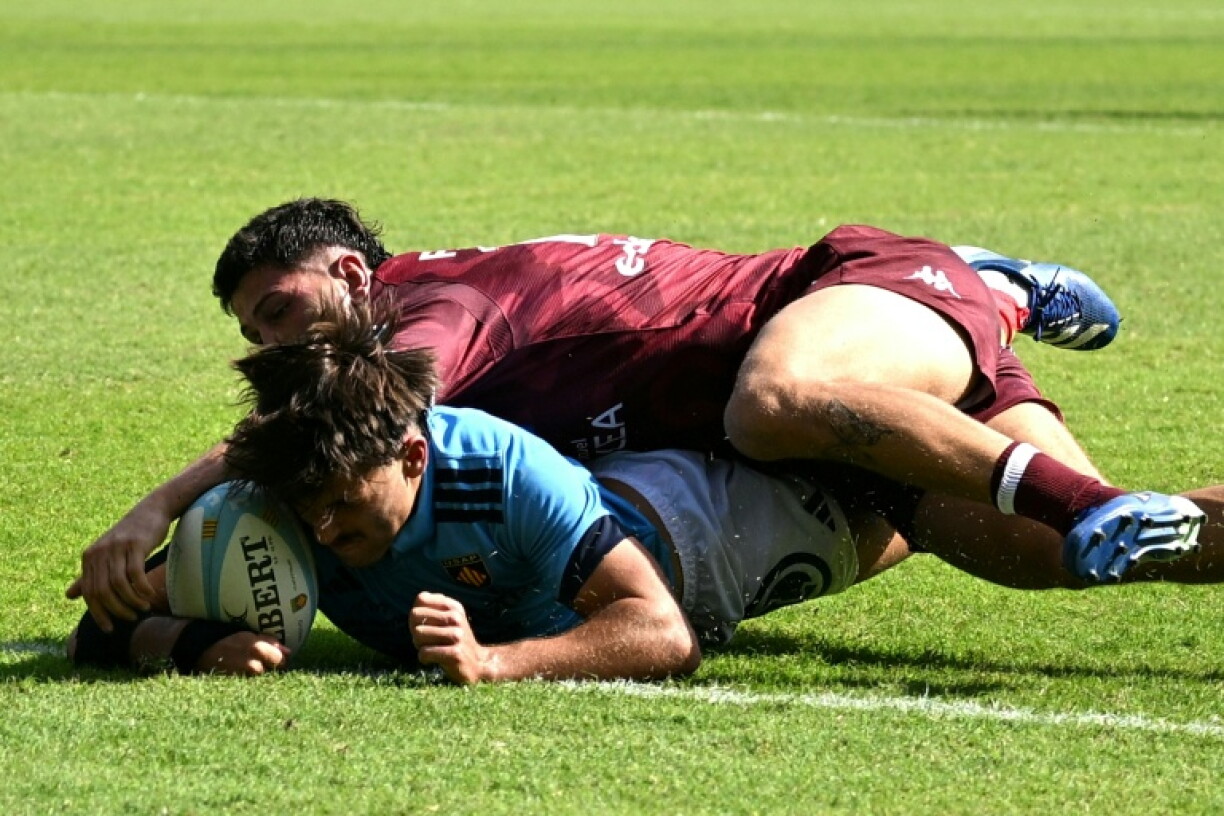 Diego Mascarenc beats a Bordeaux-Begles tackle to score for short-handed Perpignan