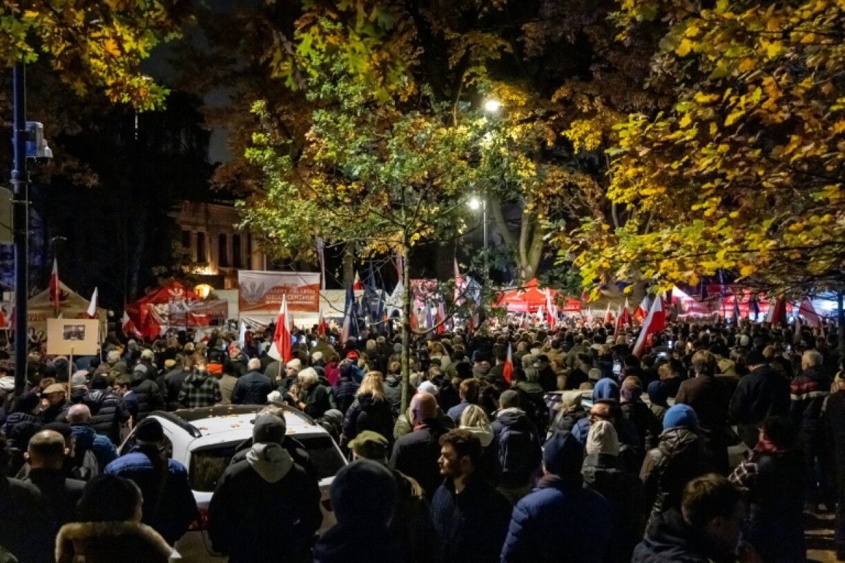 Des manifestants à Varsovie devant la Cour constitutionnelle polonaise, le 30 octobre 2026