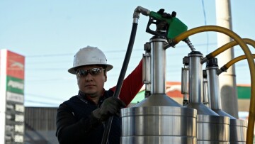 Un technicien du ministère de l'Énergie et des Mines vérifie la qualité et les prix des carburants dans une station-service de la ville de Guatemala, le 10 mars 2026