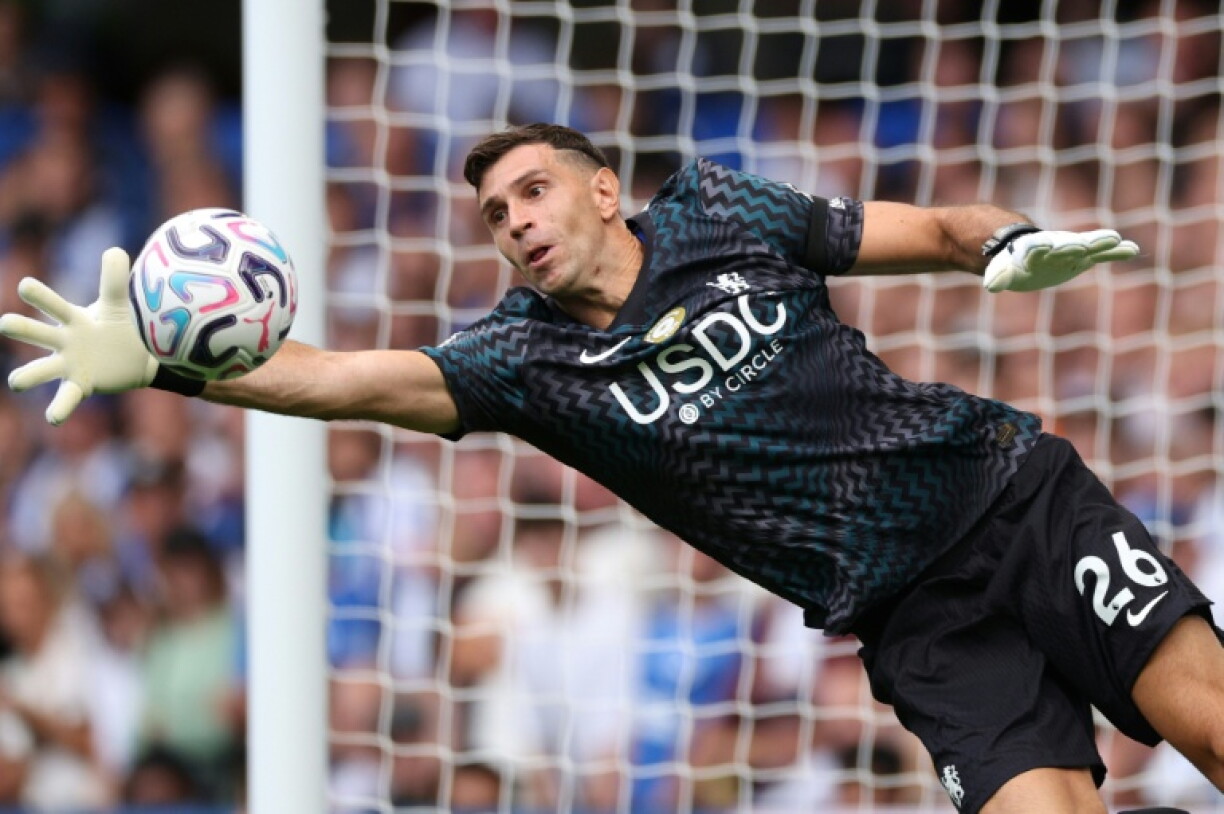 Emiliano Martínez, tout juste transféré à Chelsea, effectue un arrêt lors d'un match de Premier League contre Brighton, le 30 août 2026 à Londres