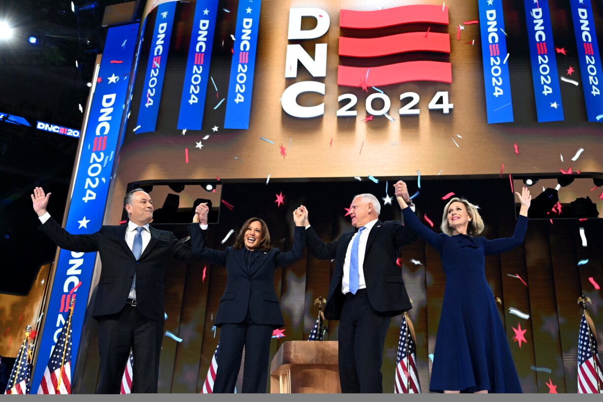 De Mann vun der Presidentschaftskandidatin Douglas Emhoff, d'Kamala Harris, den Tim Walz a seng Fra Gwen Walz (v.l.n.r)