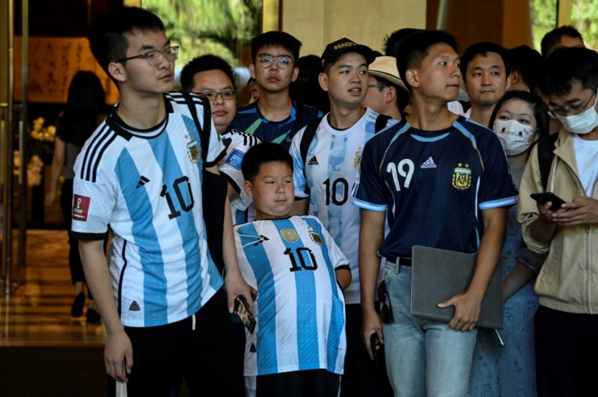 Des fans chinois avec le maillot de l'Argentine patientent le 10 juin 2023 devant l'hôtel où loge l'équipe, qui doit jouer un match amical contre l'Australie à Pékin