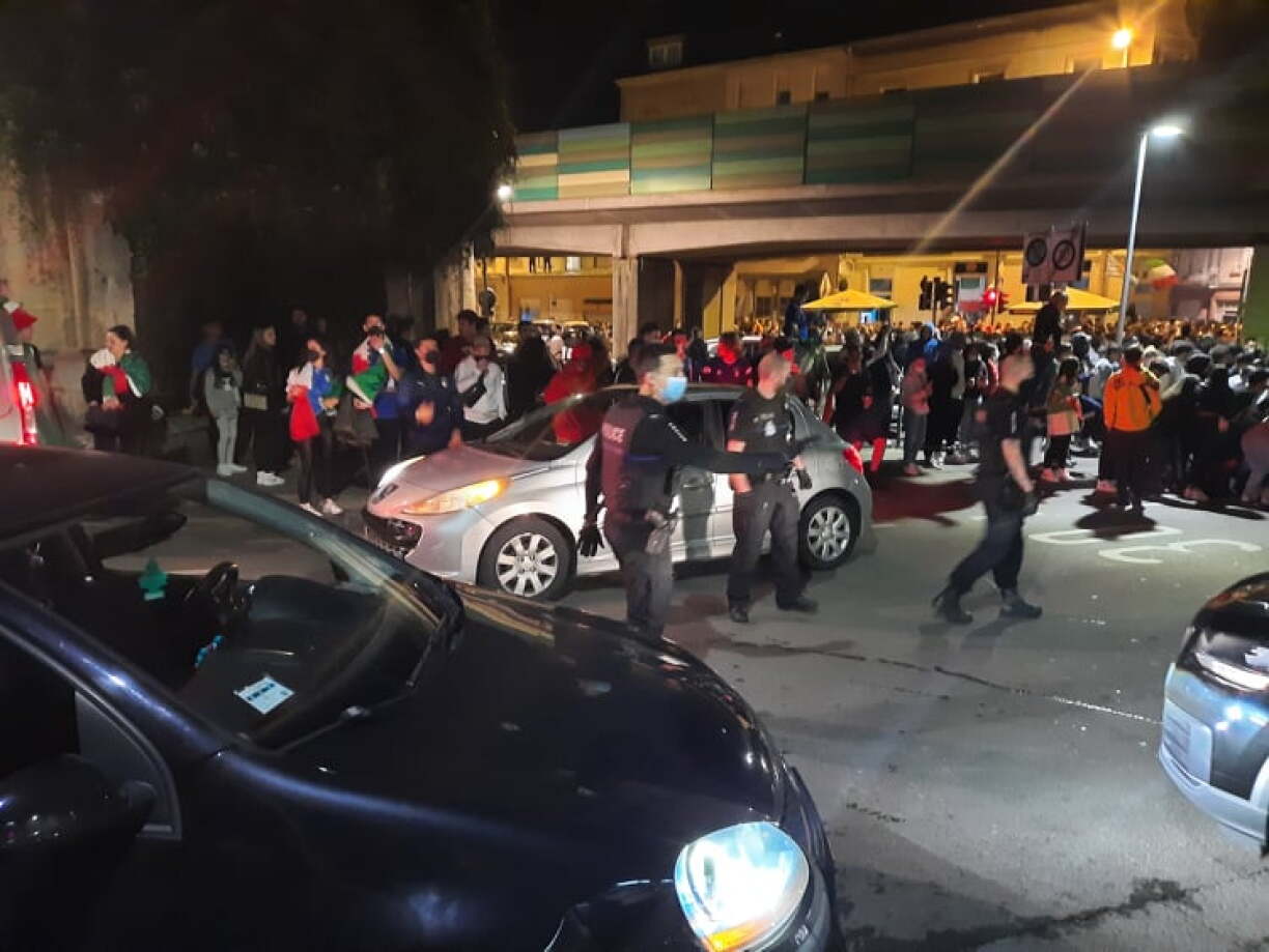Sur place depuis le début du match, les policiers ont dû intervenir vers 1h pour éviter des débordements sur le boulevard Prince Henri