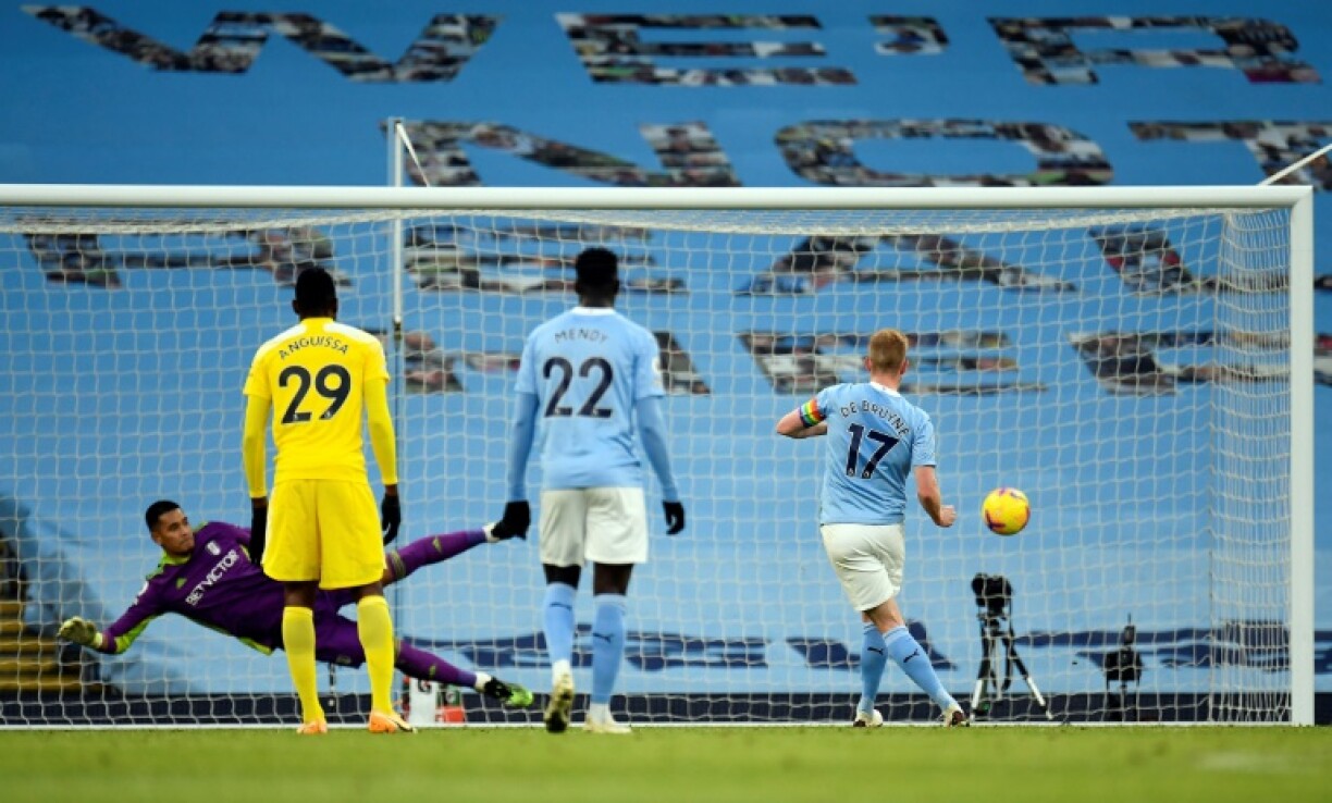 Le milieu belge de Manchester City, Kevin De Bruyne (d), transforme un penalty lors du match de Premier League à domicile face à Fulham, le 5 décembre 2020