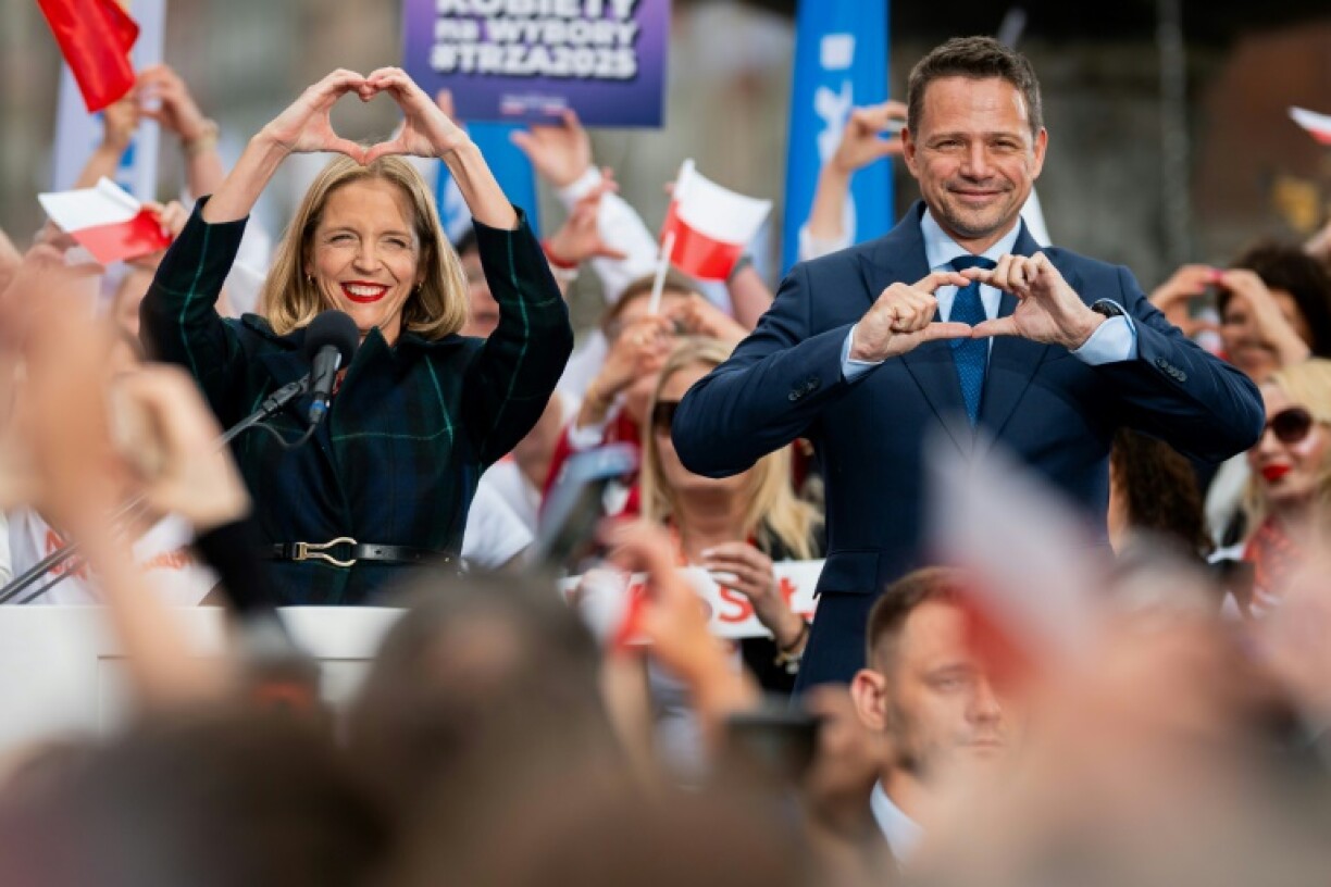 Le maire de Varsovie et candidat centriste à la présidentielle en Pologne Rafal Trzaskowski et son épouse pendant le dernier meeting de la campagne, le 30 mai 2025 à Gdansk.