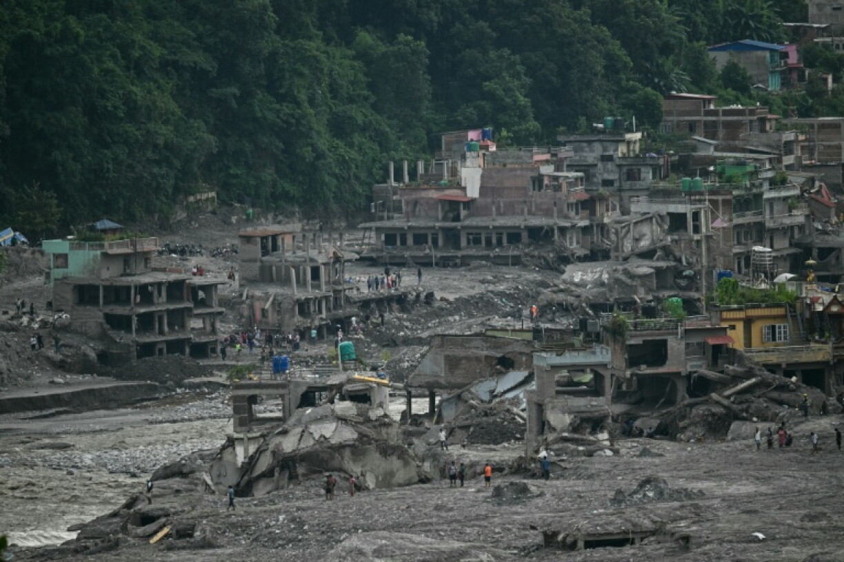 Des maisons endommagées et couvertes de boue au lendemain de crues soudaines à Trishuli, dans le district de Nuwakot, le 6 septembre 2026 au Népal