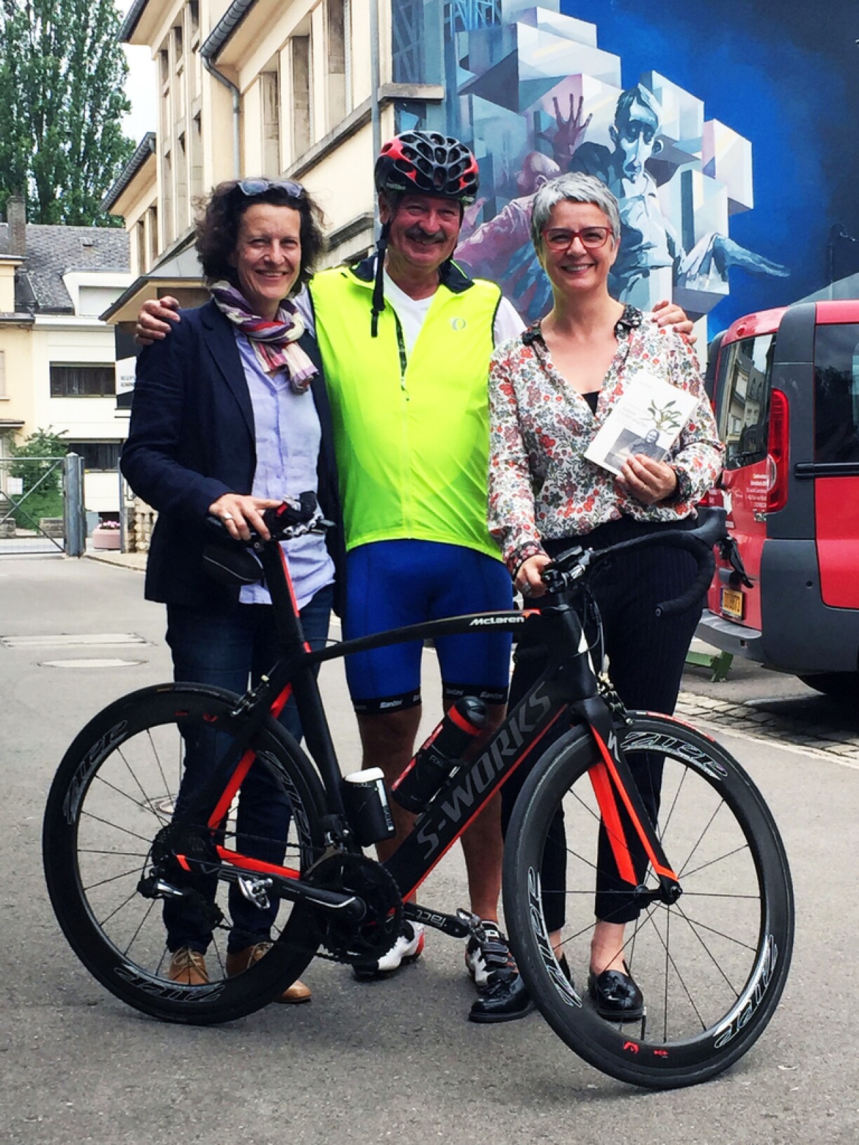 Lors de la présentation du livre à la Kulturfabrik à Esch-Alzette: Laurence Klopp (à gauche) et Diane Jodes (à droite) entourant le Ministe des Affaires étrangères Jean Asselborn.