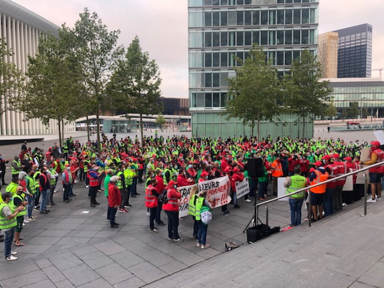 Plus de 200 personnes se sont rassemblées au Kirchberg pour protester contre les mesures annoncées par la direction de Luxair