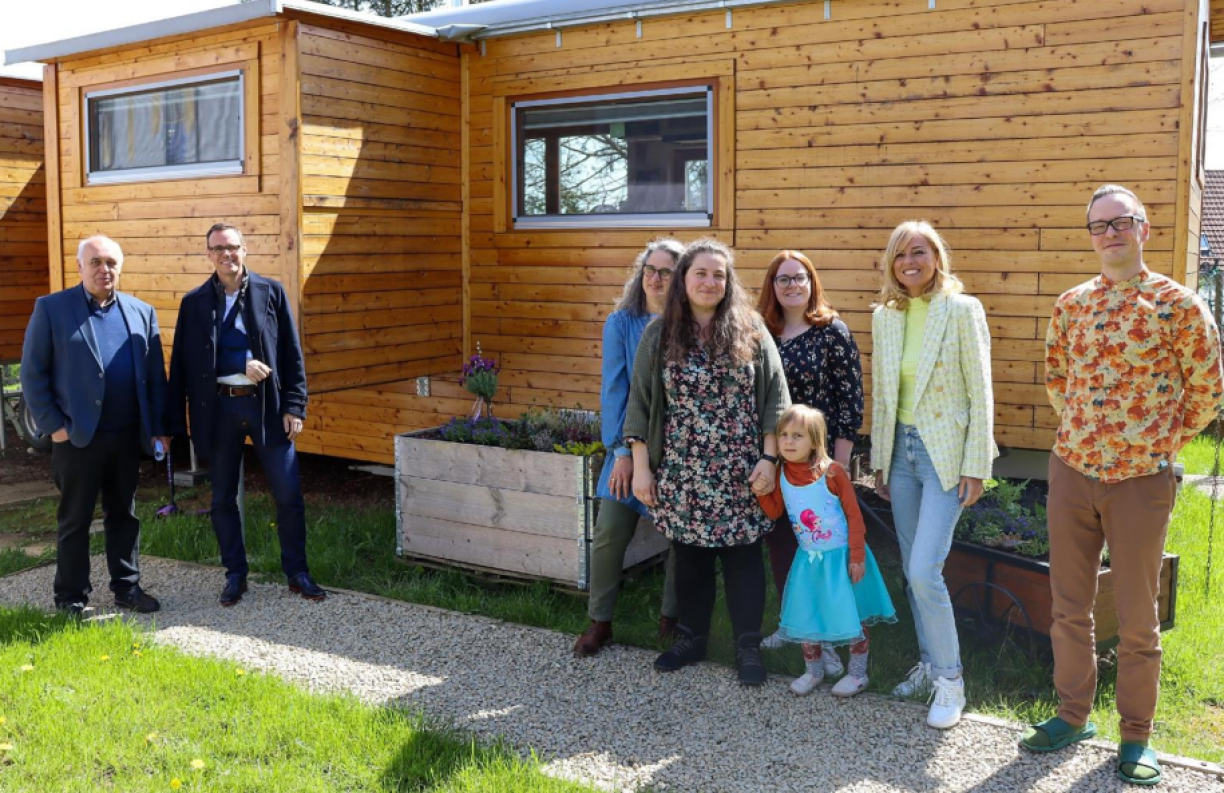 La ministre visitant une tiny house.