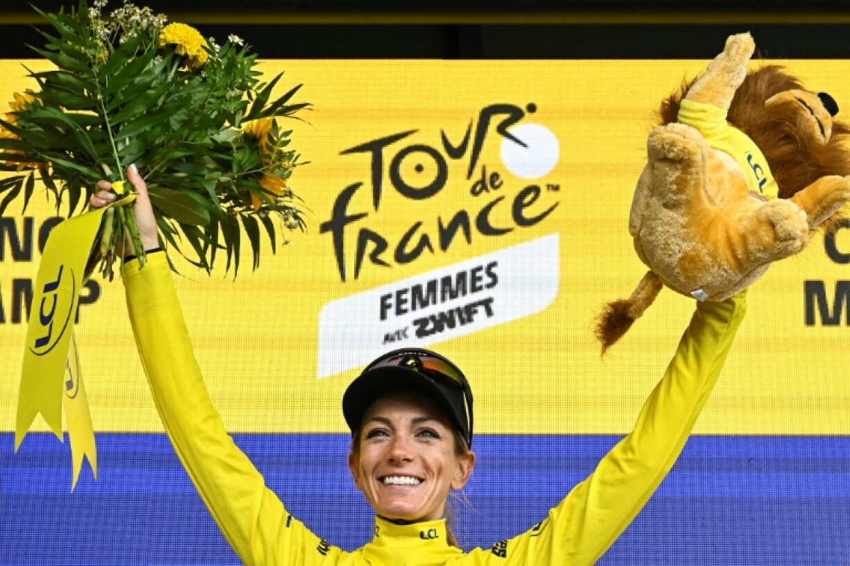 La Française Pauline Ferrand-Prévot avec son maillot jaune sur le podium après sa victoire lors de la 8e étape du Tour de France entre Chambéry et Saint-François-Longchamp le 2 août 2025