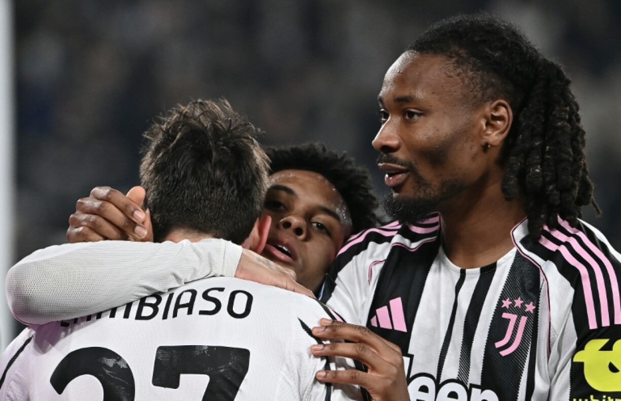 Le défenseur de la Juventus Turin Andrea Cambiaso félicité par son coéquipier Khephren Thuram après son but contre Pise lors de la 28e journée du Championnat d'Italie le 7 mars 2026 à l'Allianz Stadium