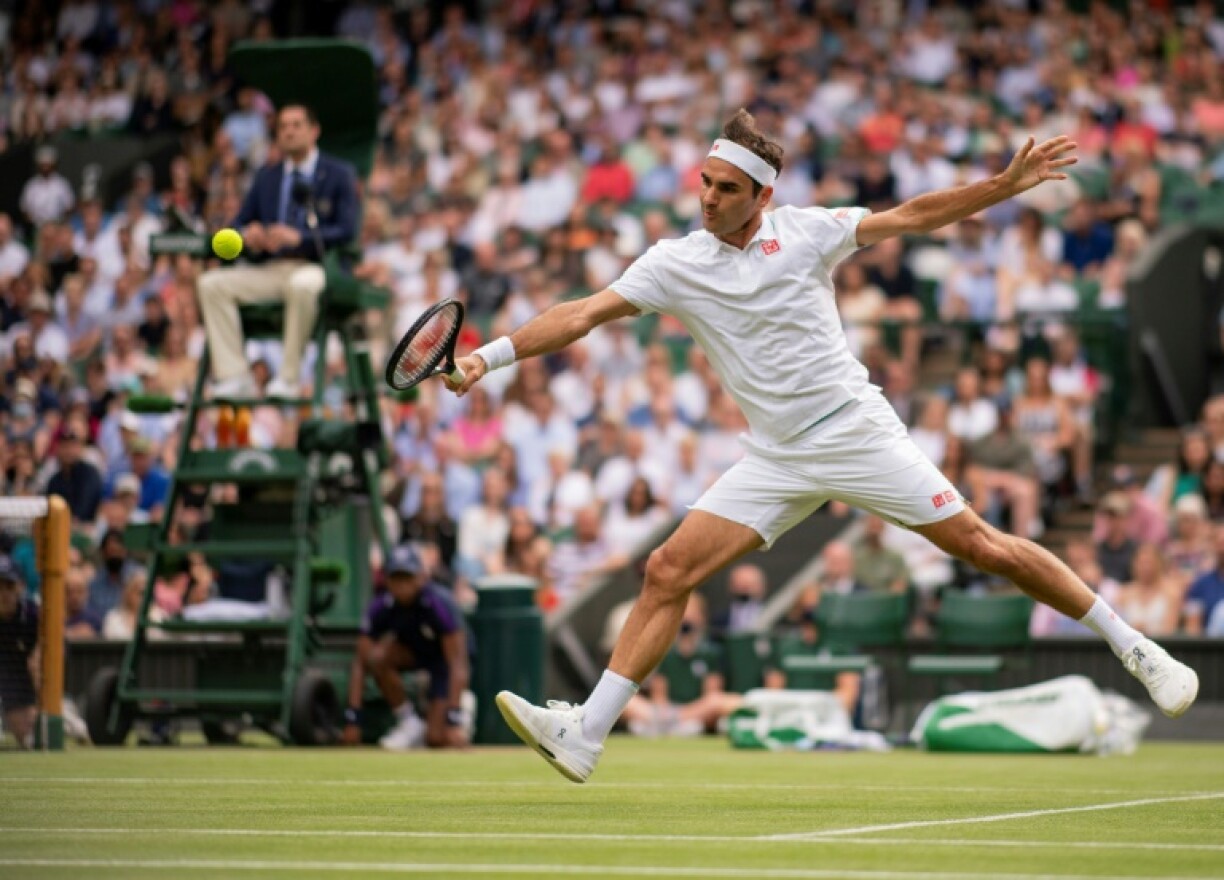 Le Suisse Roger Federer, à la volée face au Français Richard Gasquet, lors de leur match du 2e tour au tournoi de Wimbledon, le 1er juillet 2021 à Londres