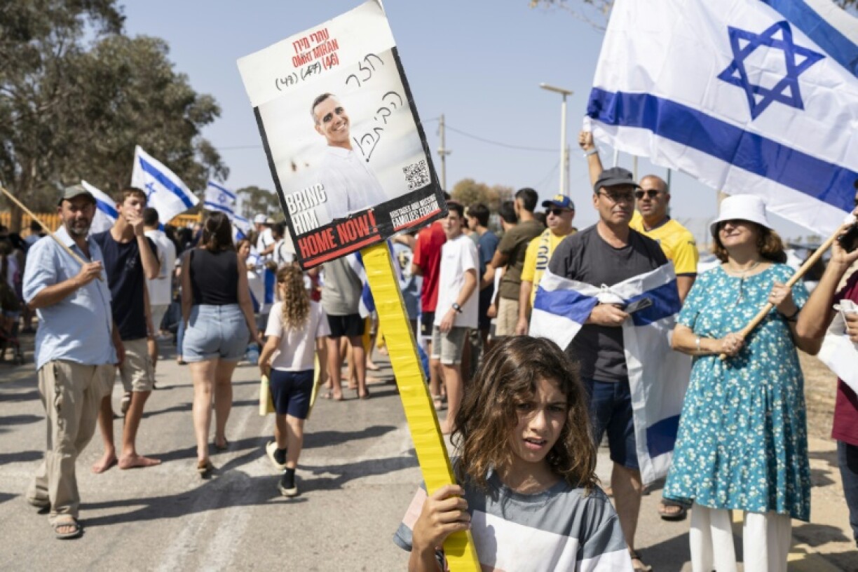 Crowds gathered for the arrival of Israeli-Hungarian former hostage Omri Miran, returned by Hamas