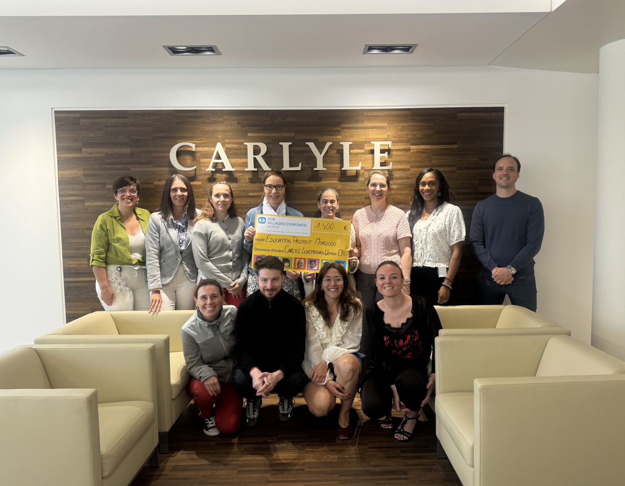 Remise de chèque chez Carlyle Luxembourg suite à l’organisation de pauses déjeuners solidaires.
