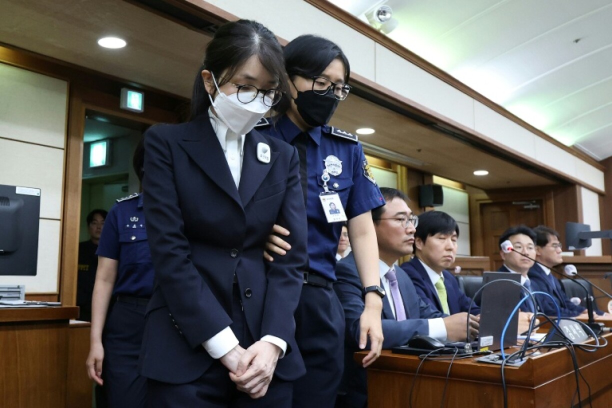 South Korea's former first lady Kim Keon Hee (L) arrives for her first trial hearing on corruption charges at the Seoul Central District Court in Seoul