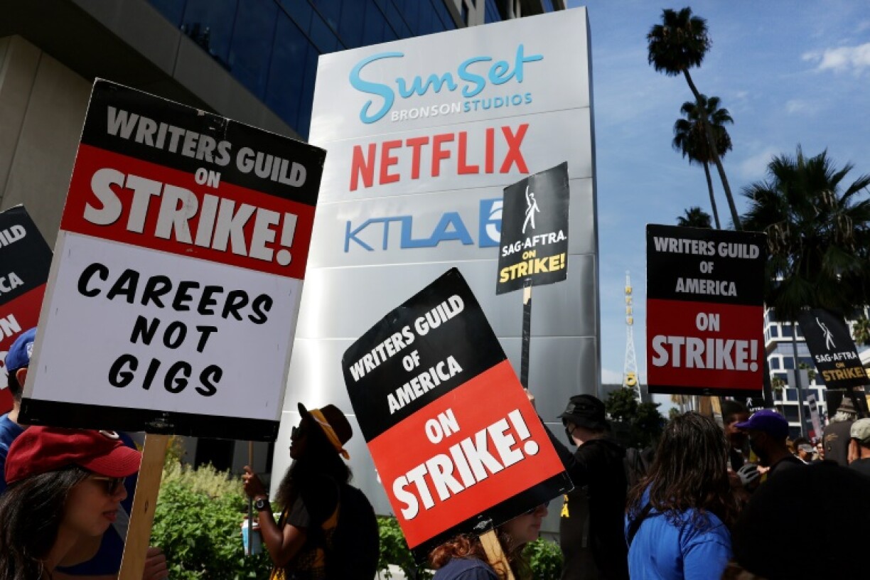 Des membres de la Writers Guild of America (WGA) en grève manifestent devant les studios Netflix, le 22 septembre 2023 à Los Angeles