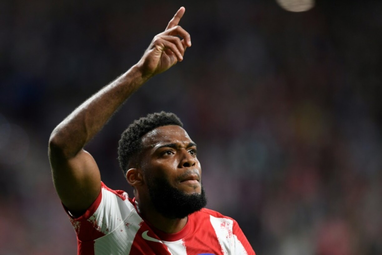 La joie du milieu de terrain français de l'Atlético Madrid Thomas Lemar, après avoir ouvert le score face à Barcelone, lors de la 8e journée de LaLiga, le 2 octobre 2021 au Wanda Metropolitano Stadium