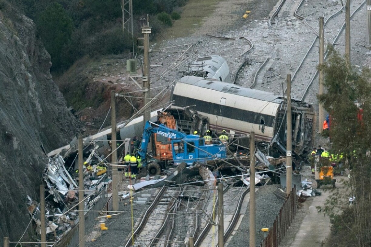 Les services d'urgence et les enquêteurs sur le site de la collision ferroviaire à Adamuz en Espagne le 20 janvier 2026