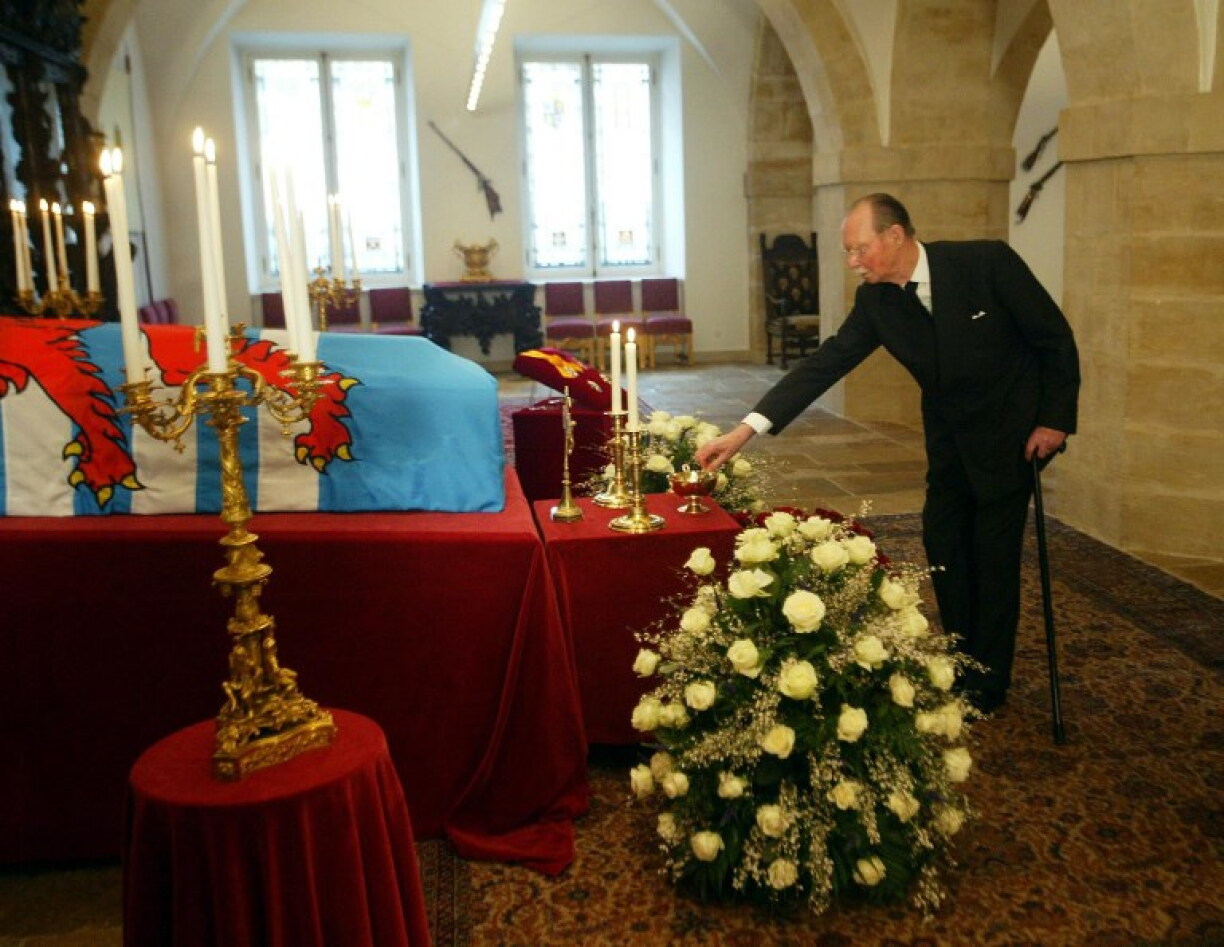Le Grand-Duc Jean près du cercueil de sa femme, la Grande-Duchesse Joséphine-Charlotte, le 11 janvier 2005.
