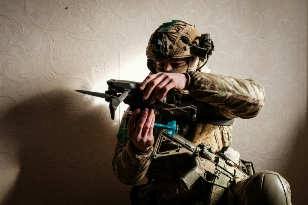 Un militaire ukrainien du Service national des gardes-frontières présente un drône à Bakhmout, le 9 février 2023