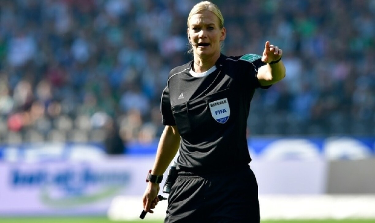 D'Bibiana Steinhaus am Stadion vun Hertha Berlin am Joer 2017.