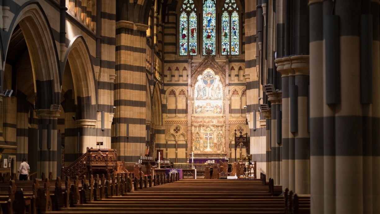 Symbolbild vun enger Kierch