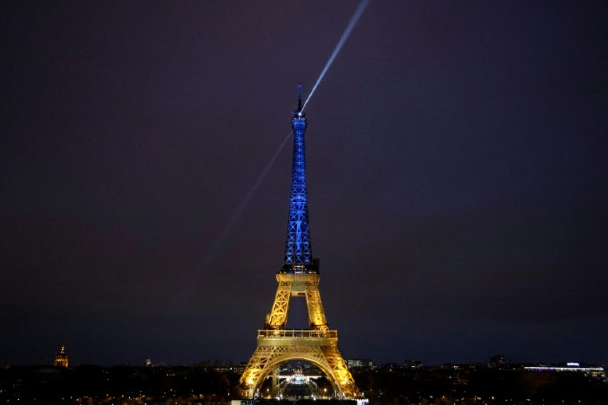 La tour Eiffel illuminée aux couleurs de l'Ukraine, le 23 février 2023 à Paris