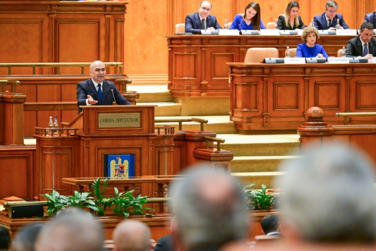 Le Premier ministre roumain Ilie Bolojan s'adresse au parlement à Bucarest le 5 mai 2026