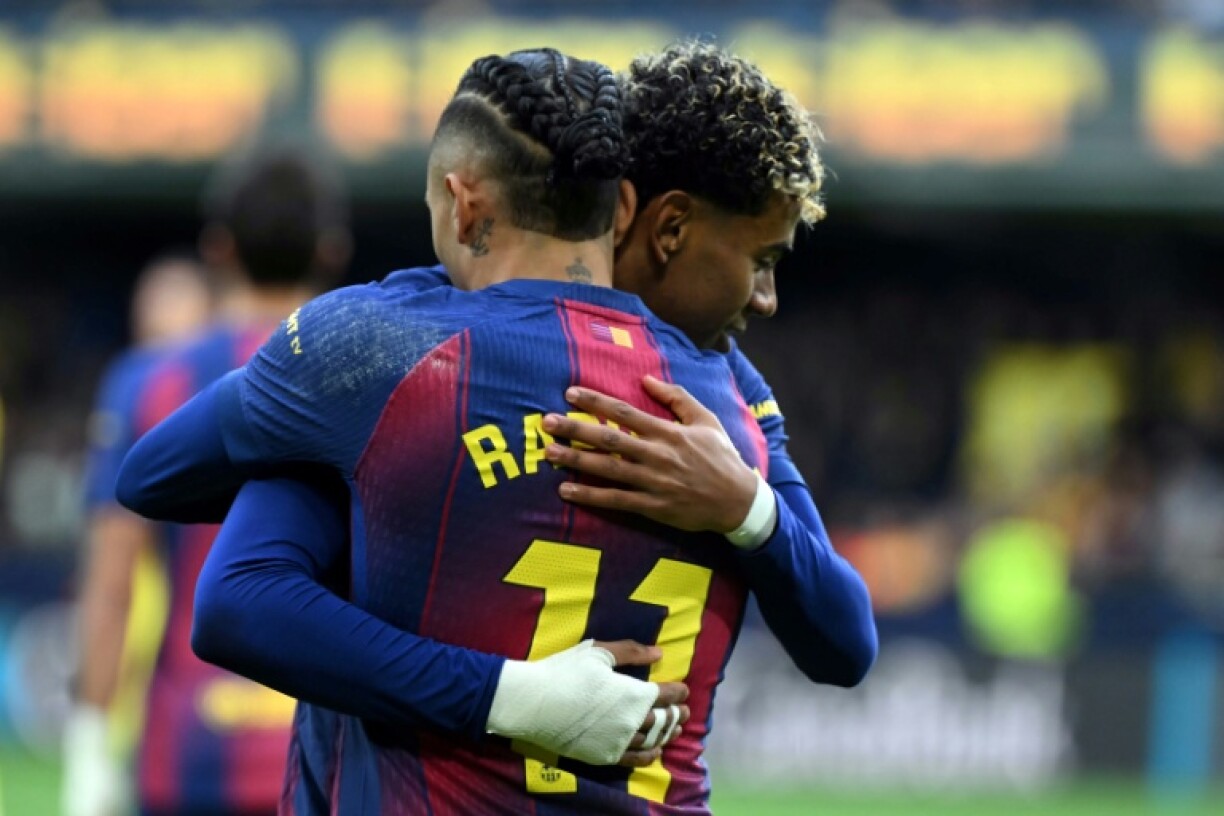 Le joueur de Barcelone Raphinha (de dos) et son coéquipier Lamine Yamal lors du match de championnat d'Espagne contre Villareal au stade de La Ceramica à Villareal le 21 décembre 2025.