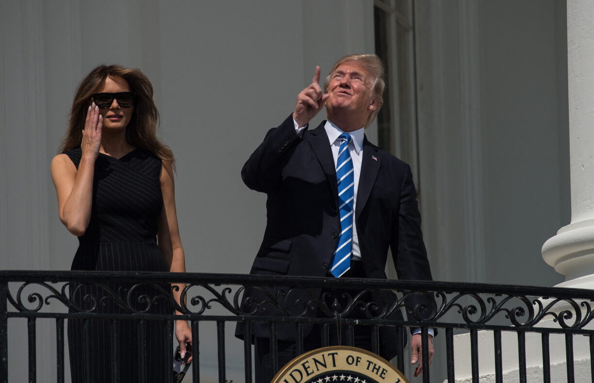 Bei enger Sonnendäischtert sollt een net wéi den US-President Trump 2017 ouni spezielle Brëll an d'Sonn kucken.