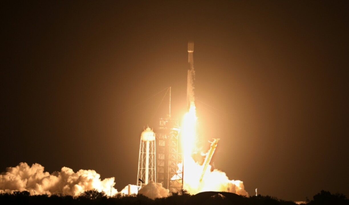 Une fusée Falcon 9 de SpaceX, transportant les robots Blue Ghost de Firefly Aerospace et Resilience d'ispace, décolle du Centre spatial Kennedy à Cap Canaveral, en Floride, le 15 janvier 2025