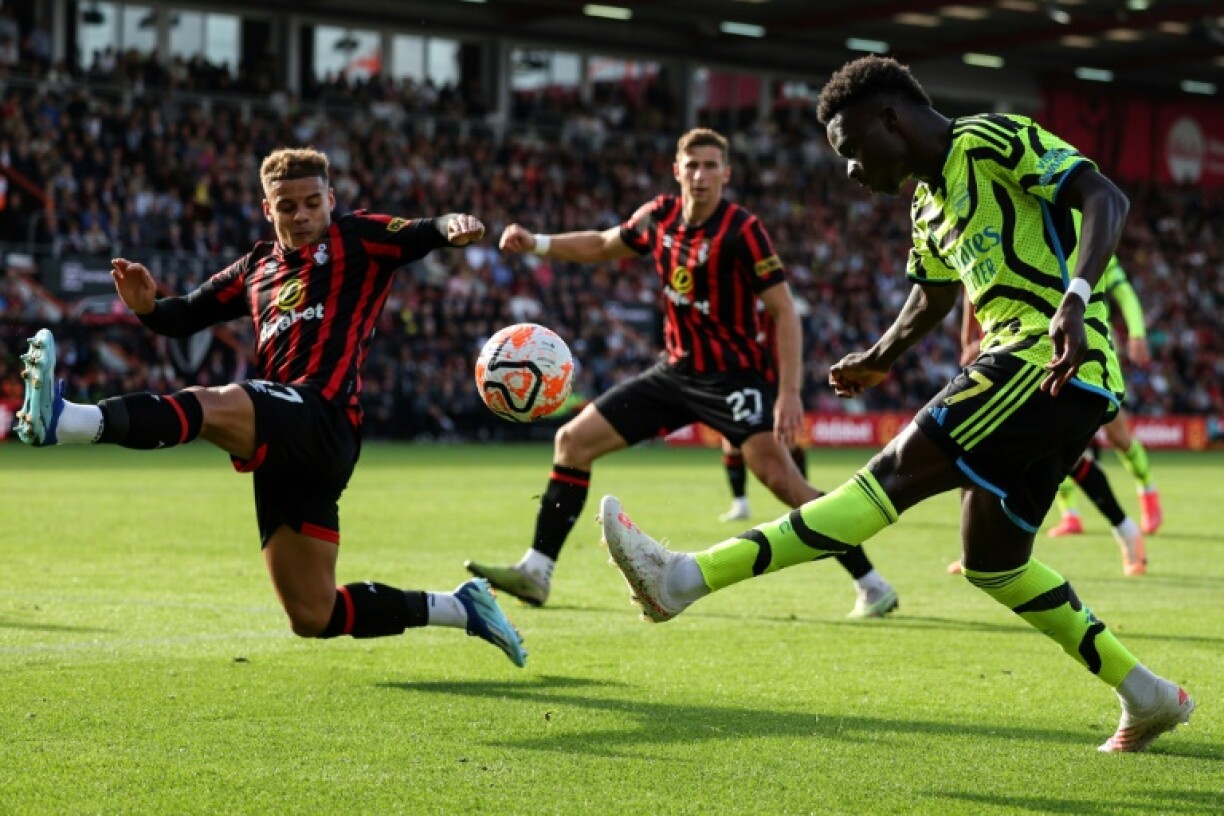 Arsenal, avec son histoire européenne et ses vedettes, arrive à Lens en favori. Ici Bukayo Saka (à dr) pendant le match de Premier League à Bournemouth le 30 septembre 2023.