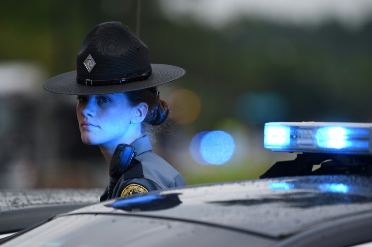 Une policière sur les lieux de la fusillade.