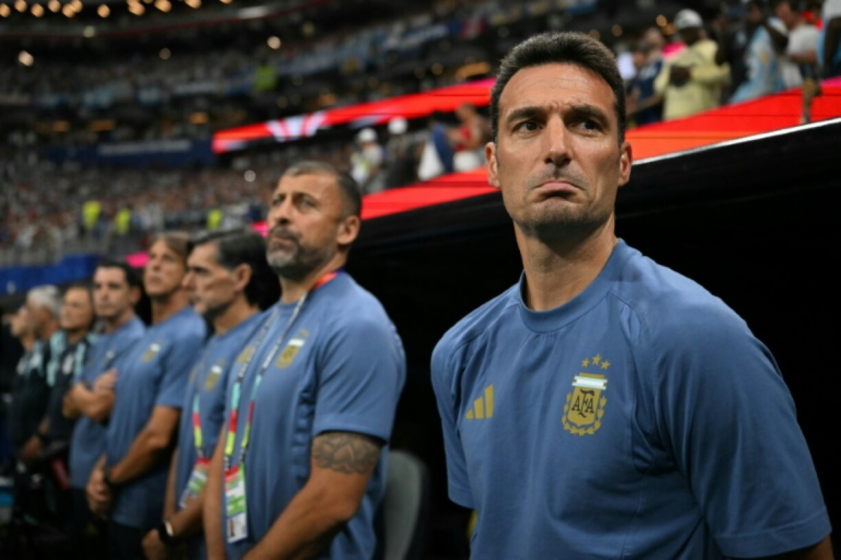Le sélectionneur de l'Argentine Lionel Scaloni, au premier plan à droite, lors de la demi-finale du Mondial 2026 contre l'Angleterre le 15 juillet 2026 à Atlanta aux Etats-Unis