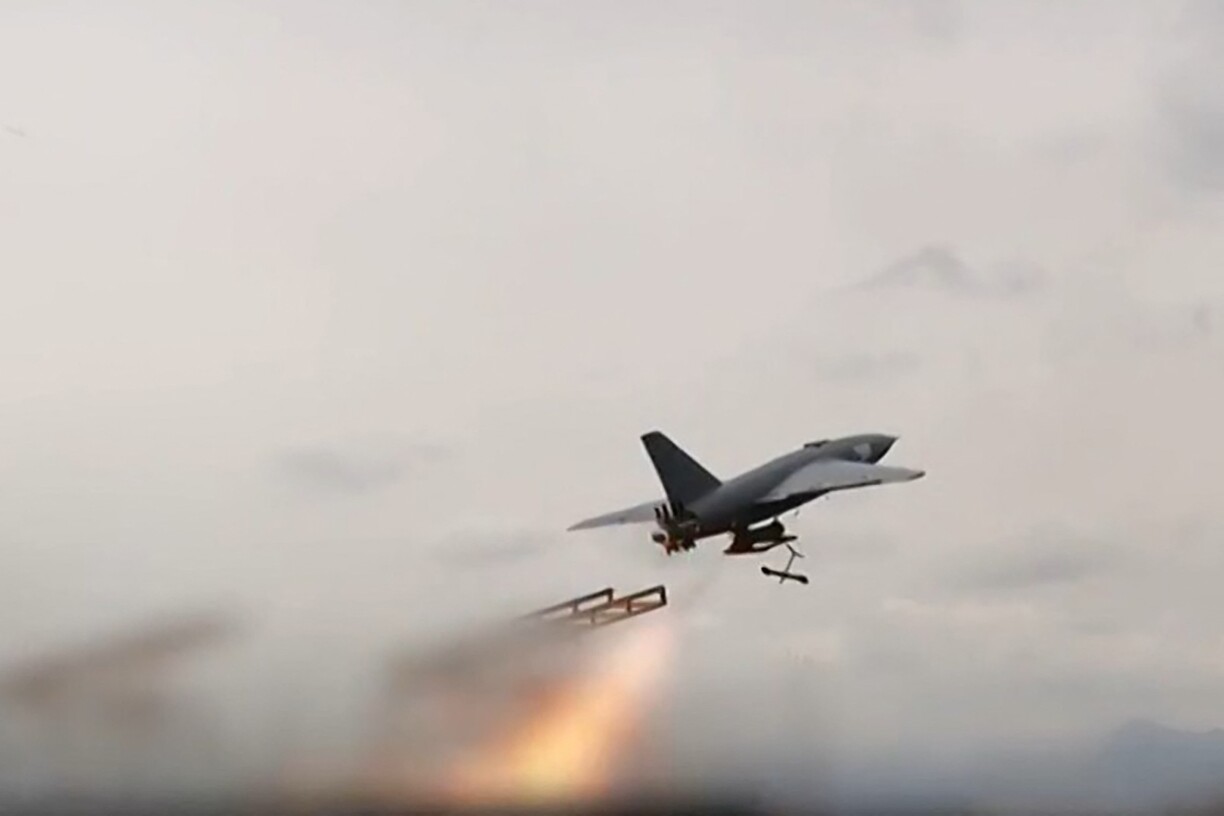 Op dësem Screenshot vun engem Video vum 6. Abrëll ass ze gesinn, wéi eng Dron iwwer der Militärbasis Al-Adiri am Kuwait eroffale gelooss gëtt.