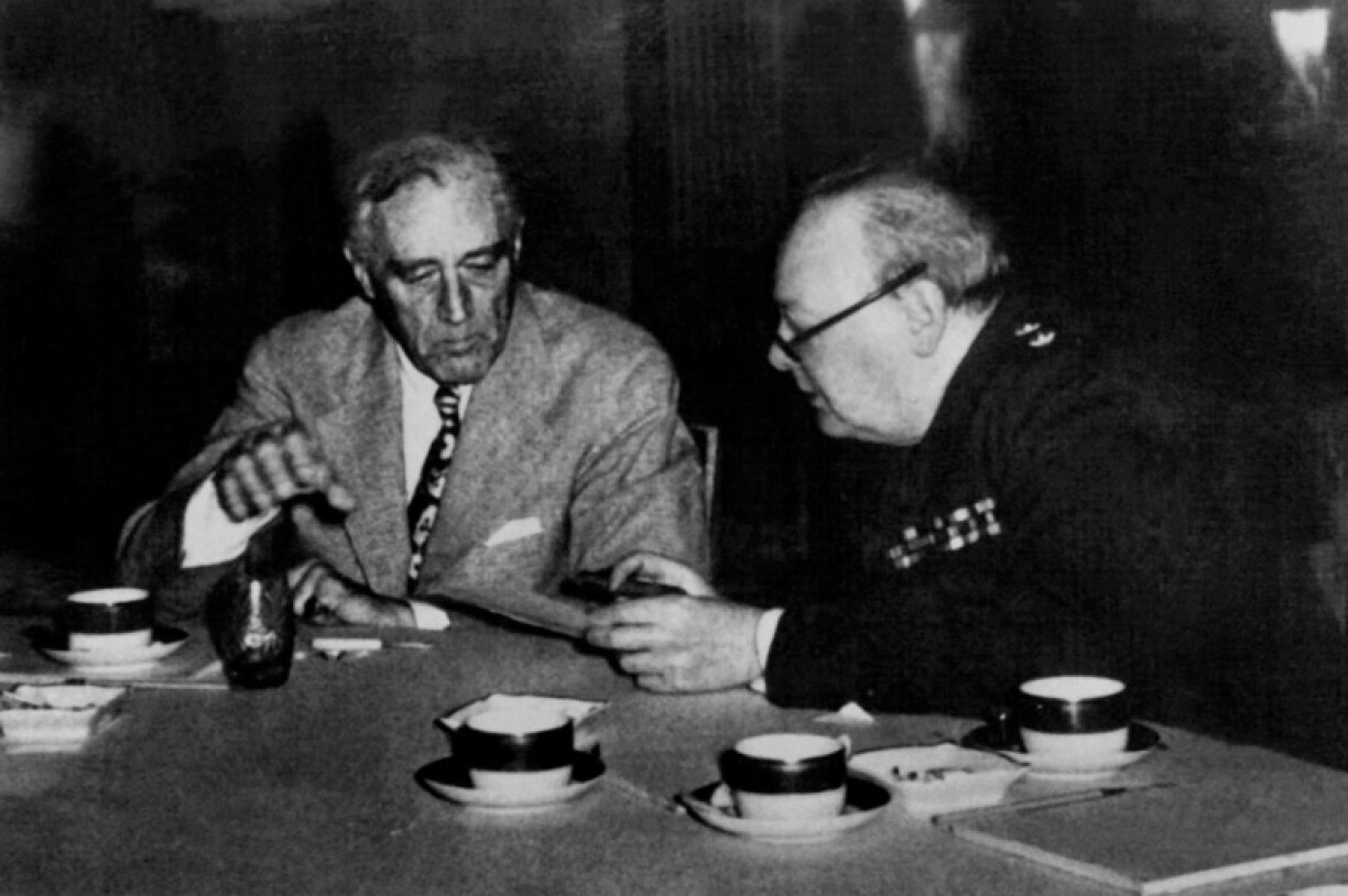 Le président américain Franklin Roosevelt (g) et le Premier ministre britannique Winston Churchill (d) lors d'une conférence à Casablanca en janvier 1943, au Maroc