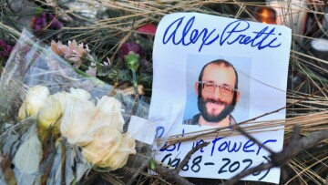 Des fleurs laissés sur un mémorial de fortune en hommage à Alex Pretti, un infirmier américain tué par balle par des agents fédéraux, à Minneapolis (Minnesota), le 25 janvier 2026