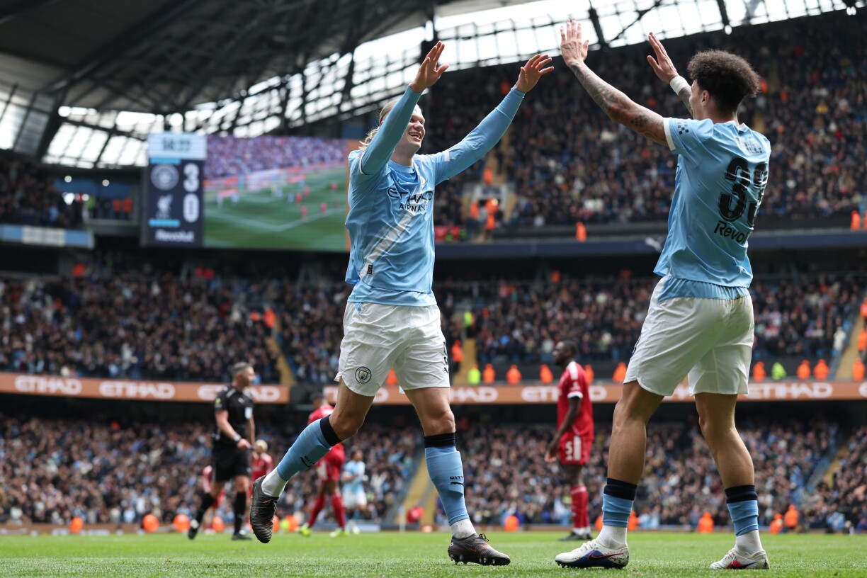 Den Nico O'Reilly freet sech zesumme mam Erling Haaland, de grad säin drëtte Gol am Match markéiert huet