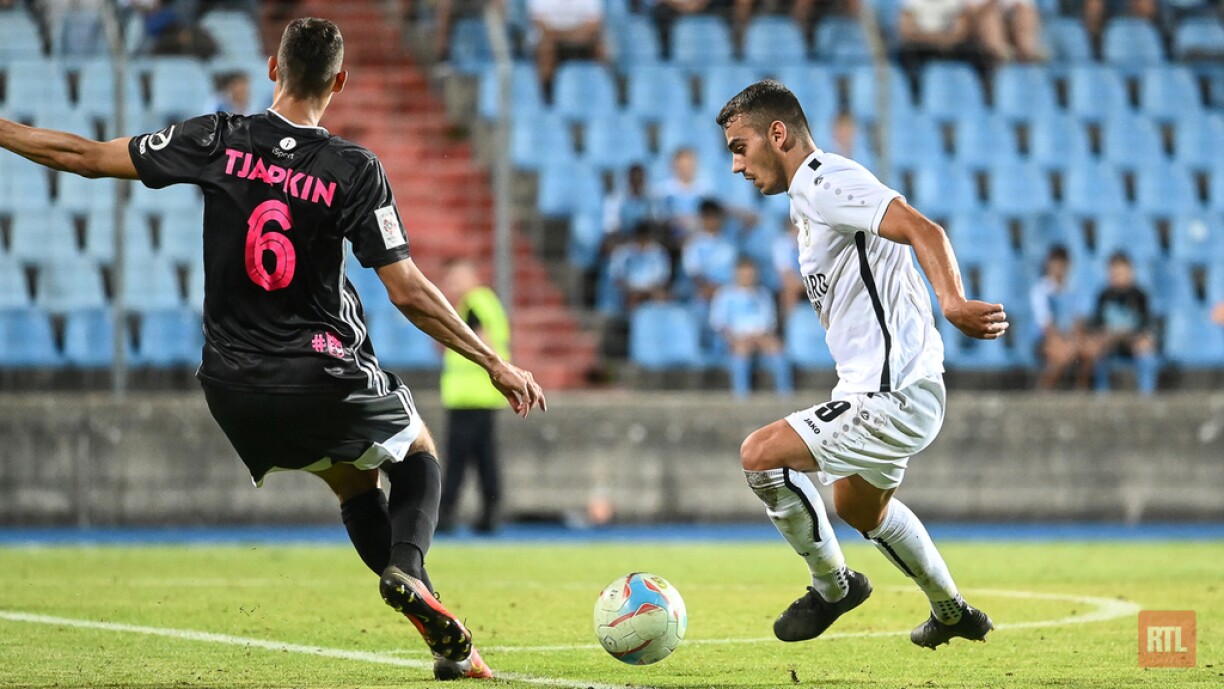 Den Danel Sinani (r.) steet mat sengem Veräin kuerz virun der Europa-League-Gruppephas.