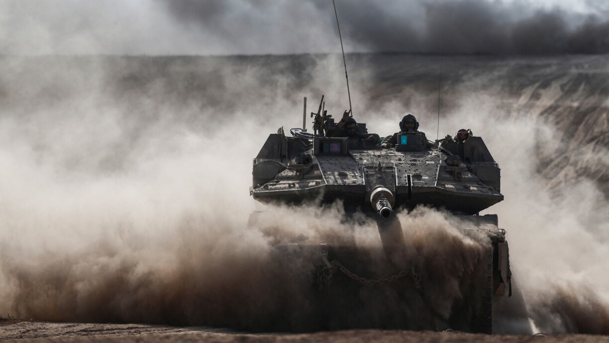 Des tanks israéliens avancent vers Rafah lors d'une opération dans la bande de Gaza le 29 mai 2024