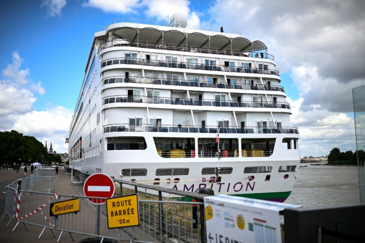 Le paquebot Ambition dont les passagers sont confinés après une suspicion d'épidémie de gastro-entérite, le 13 mai 2026 dans le port de Bordeaux, en Gironde