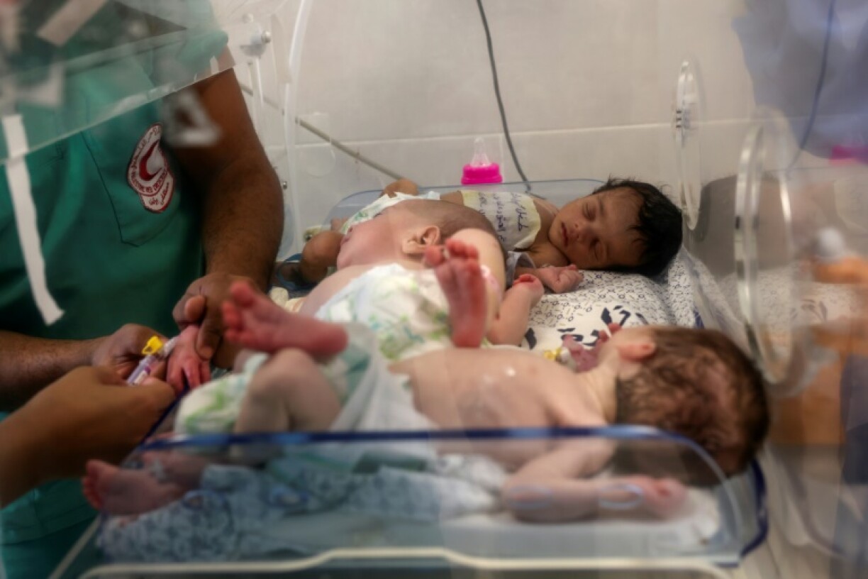 Du personnel médical s'occupe de bébés prématurés à l'hôpital al-Chifa, à l'hôpital émirati basé à Rafah, dans le sud de la bande de Gaza, le 19 novembre 2023