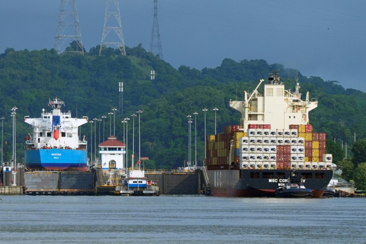 Wegen des Klimaphänomens El Niño hat am Freitag die Reduzierung des Schiffsverkehrs im Panamakanal begonnen. Die Zahl der Schiffe, welche die Wasserstraße zwischen dem Atlantik und dem Pazifik durchqueren dürfen, wird bis Mitte September schrittweise von 36 auf 32 pro Tag gesenkt.