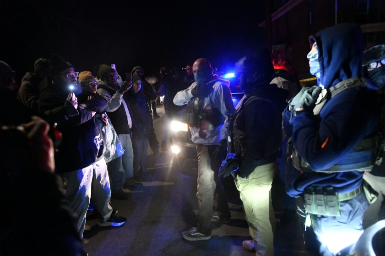 Des agents de l'ICE et des manifestants se font face à Minneapolis, dans le Minnesota, le 14 janvier 2026