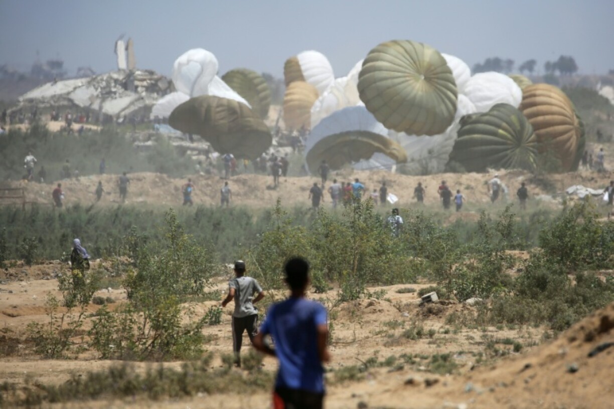Parachutage d'aide humanitaire au-dessus de Nousseirat, dans le centre de la bande de Gaza, le 6 août 2025
