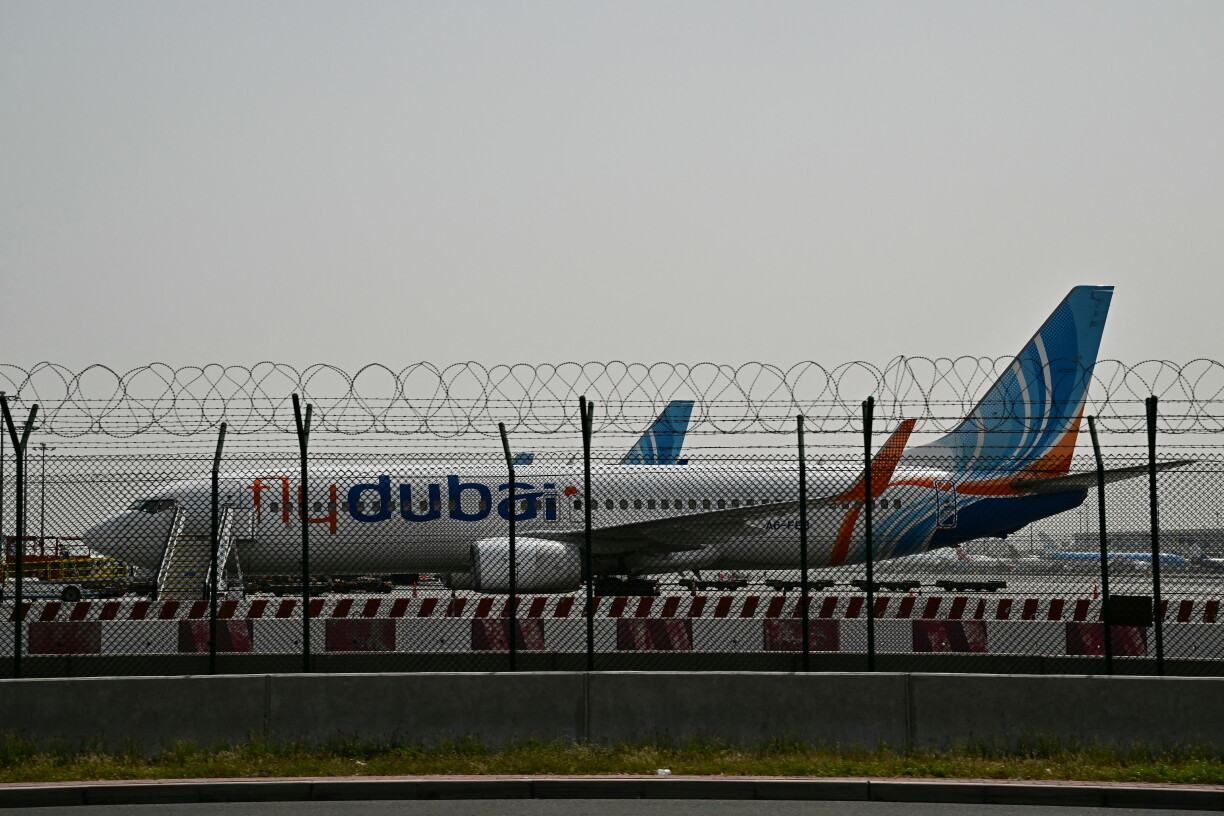 Eng änlech Maschinn vu Flydubai um Dubai International Airport.