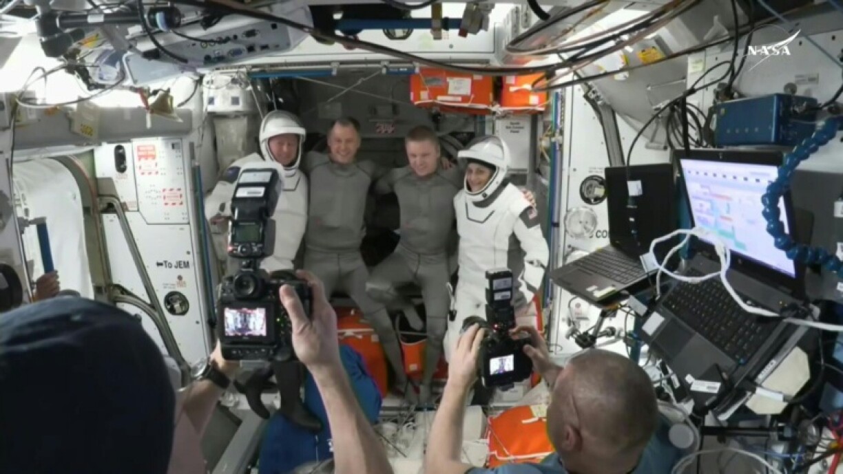 Image tirée d'une vidéo de la Nasa montrant les astronautes Butch Wilmore (g) et Suni Williams (d), bloqués dans l'espace pendant plus de neuf mois, avant leur départ de la Station spatiale internationale (ISS), le 18 mars 2025